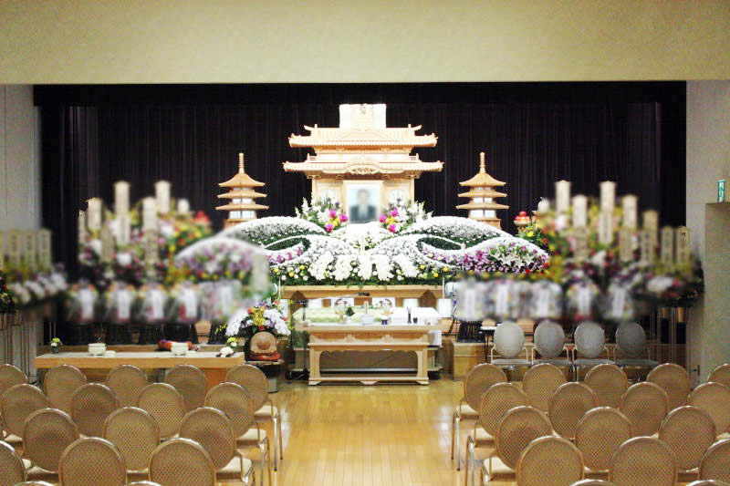 祭壇の生花装飾は10万円より承ります
